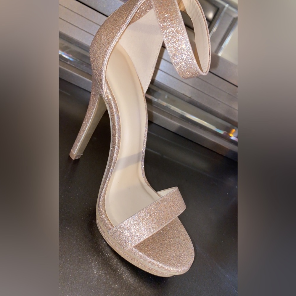 Gold sparkle , platform heels , size: 5 1/2